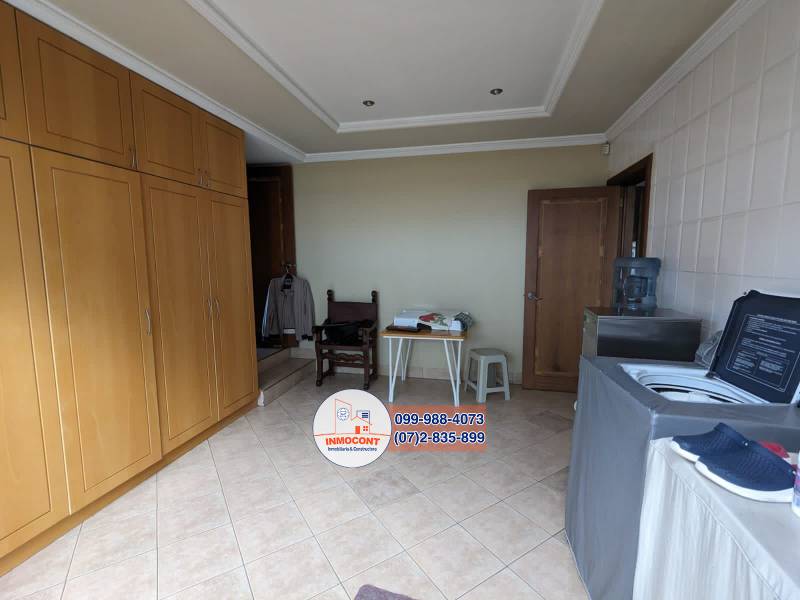 C1305 AMPLIA CASA CON HERMOSOS JARDINES EN VENTA